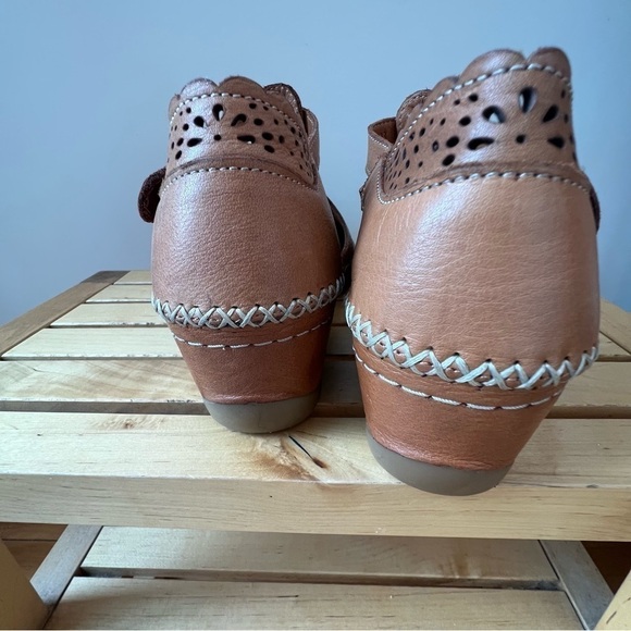 Spring Step Airy Wedge Heels 7.5 - Picture 5 of 7